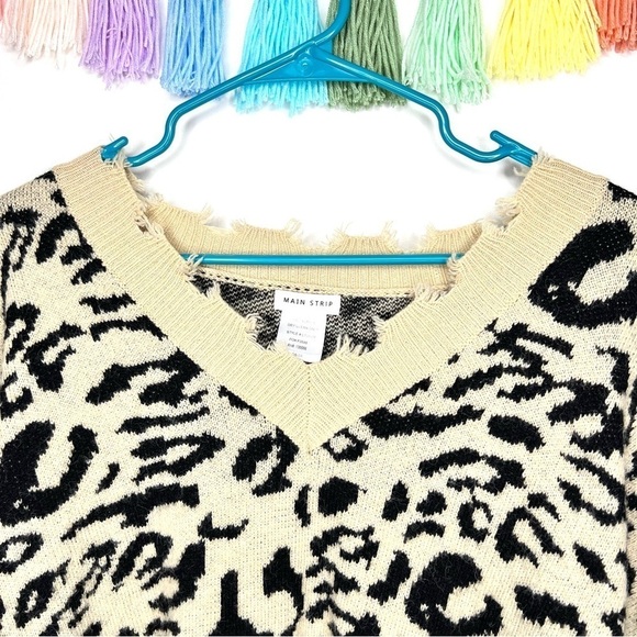 Main Strip Leopard Cheetah Distressed Fringe V-Neck Knitted Sweater Size Medium - Picture 6 of 13